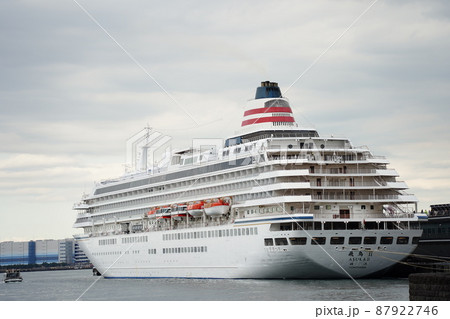 横浜港の大さん橋国際客船ターミナル（メリケン波止場）に停泊する豪華クルーズ客船　飛鳥2の外観 87922746
