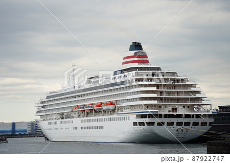横浜港の大さん橋国際客船ターミナル（メリケン波止場）に停泊する豪華クルーズ客船　飛鳥2の外観 87922747