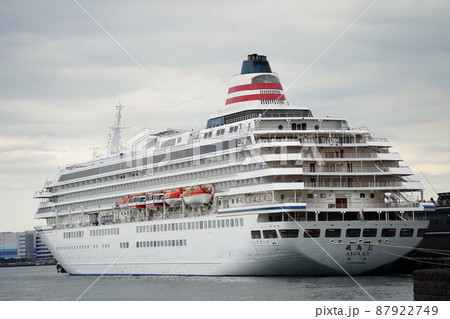 横浜港の大さん橋国際客船ターミナル（メリケン波止場）に停泊する豪華クルーズ客船　飛鳥2の外観 87922749