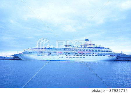 横浜港の大さん橋国際客船ターミナル（メリケン波止場）に停泊する豪華クルーズ客船　飛鳥2の外観 87922754