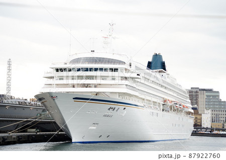 横浜港の大さん橋国際客船ターミナル（メリケン波止場）に停泊する豪華クルーズ客船　飛鳥2の外観 87922760