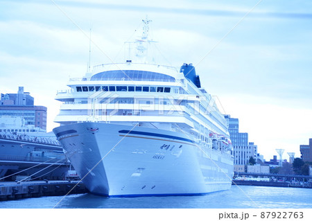 横浜港の大さん橋国際客船ターミナル（メリケン波止場）に停泊する豪華クルーズ客船　飛鳥2の外観 87922763