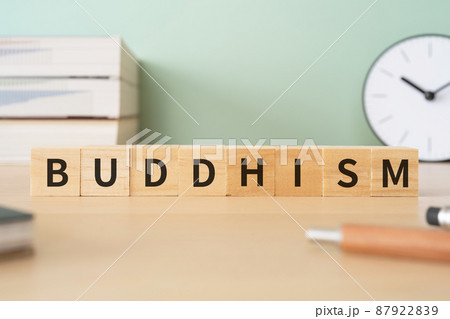 仏教のイメージ|「BUDDHISM」と書かれた積み木とデスク 仏教のイメージ|「BUDDHISM」と書かれた積み木とデスク 87922839