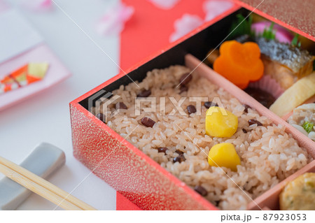 紅白 お祝い 赤飯弁当イメージ素材 87923053