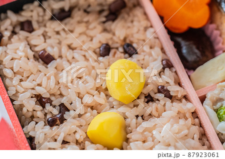 紅白 お祝い 赤飯弁当イメージ素材 87923061