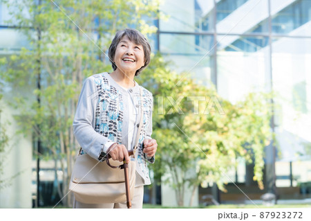 杖を持って歩くシニア女性のポートレート 撮影協力「LINK FOREST] 87923272