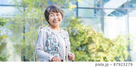 杖を持って歩くシニア女性のポートレート　バナーサイズ 撮影協力「LINK FOREST] 87923279