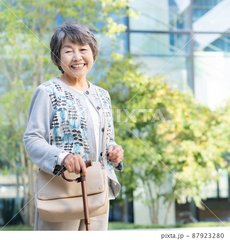 杖を持って歩くシニア女性のポートレート　正方形 撮影協力「LINK FOREST] 87923280