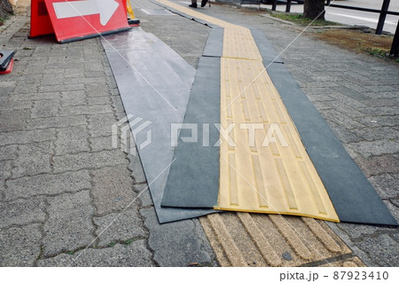 歩道工事中の臨時点字ブロックマット 歩道工事中の臨時点字ブロックマット 87923410
