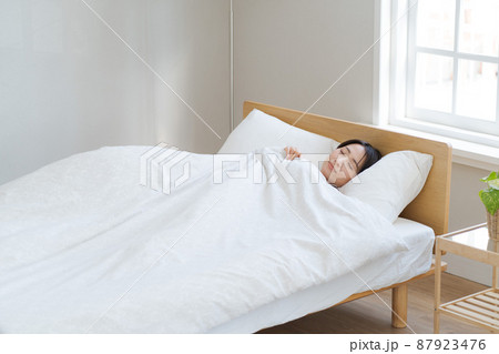 寝ている女性 ベッドルーム 寝ている女性 ベッドルーム 87923476