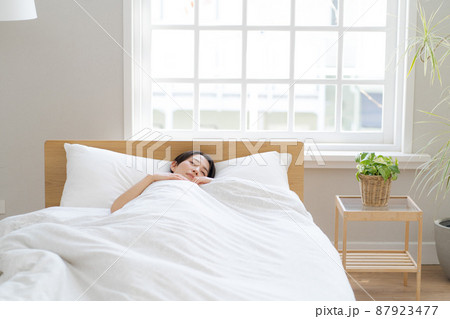 寝ている女性　ベッドルーム 87923477