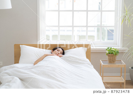 寝ている女性　ベッドルーム 87923478