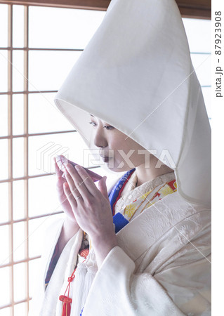 三々九度 婚礼イメージ 白無垢 綿帽子 花嫁 花嫁衣裳 女性 人物 結婚 新婚 新婦 和装 和室 三々九度 婚礼イメージ 白無垢 綿帽子 花嫁 花嫁衣裳 女性 人物 結婚 新婚 新婦 和装 和室 87923908