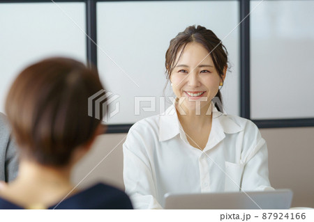 働く女性 オフィスカジュアル 働く女性 オフィスカジュアル 87924166