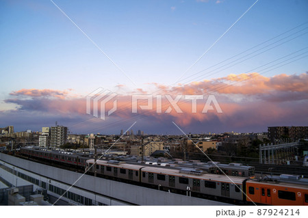通勤電車の車庫の空に紅い夕焼け雲 87924214