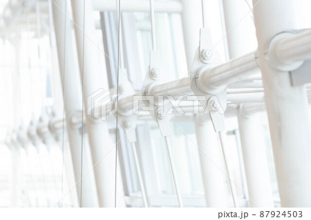 白い鉄柱のモダンな近代建築 87924503