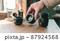 並べられたオールドレンズとそのレンズを持つ男性の手 87924568