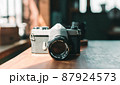 ビンテージな味わいのある昭和時代のフィルムカメラ 87924573