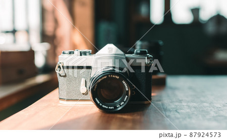 ビンテージな味わいのある昭和時代のフィルムカメラ ビンテージな味わいのある昭和時代のフィルムカメラ 87924573