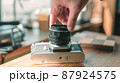 フィルムカメラにレンズを装着するシーン 87924575