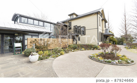 イタリヤ山公園（神奈川県横浜市山手・外交官の館・プラフ18番館）の早春 87924660