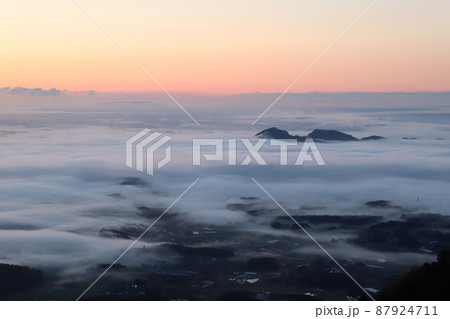 筑波山塊、足尾山頂からの雲海 87924711