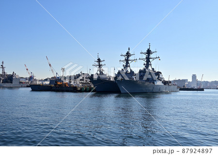 米海軍横須賀基地に停泊中のミサイル駆逐艦 87924897