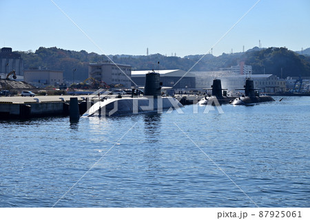 長浦湾潜水艦桟橋に係留中のおやしお型潜水艦、そうりゅう型潜水艦 長浦湾潜水艦桟橋に係留中のおやしお型潜水艦、そうりゅう型潜水艦 87925061