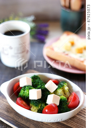 ピザトーストとブロッコリーとトマトのサラダ ピザトーストとブロッコリーとトマトのサラダ 87925073