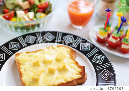 キューブ状チーズトッピングのチーズトーストとサラダとピンチョス ランチ 朝食 キューブ状チーズトッピングのチーズトーストとサラダとピンチョス ランチ 朝食 87925074