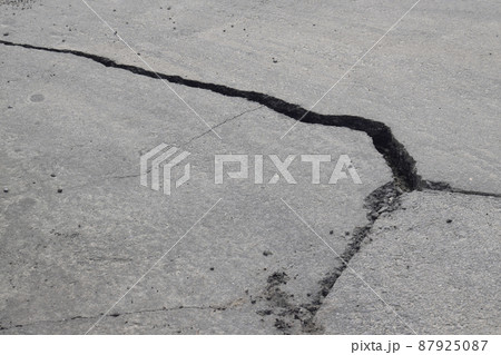 令和4年3月福島県沖地震の影響で亀裂が入った道路 令和4年3月福島県沖地震の影響で亀裂が入った道路 87925087