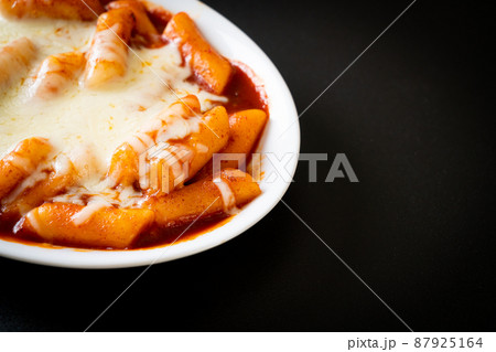 Korean rice cake in spicy Korean sauce with cheese, Cheese Tokpokki, Tteokbokki with Cheese 87925164