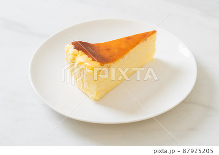 burn cheesecake on white plate 87925205