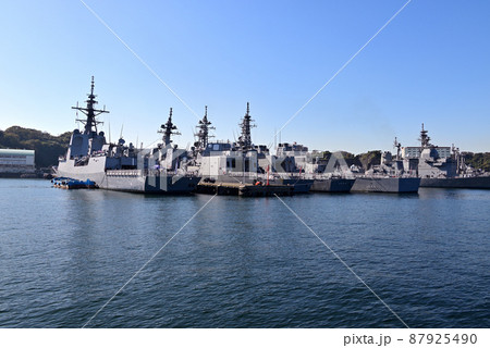 海自吉倉桟橋に寄港中の豪イージス艦HMAS Brisbaneと第6護衛隊のきりしま、おおなみ、てるづ 87925490