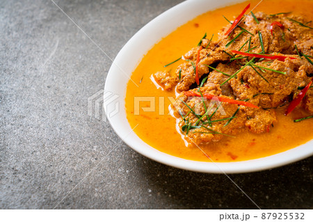 panang curry with pork 87925532