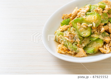 Stir Fried Angled Gourd with Egg 87925552