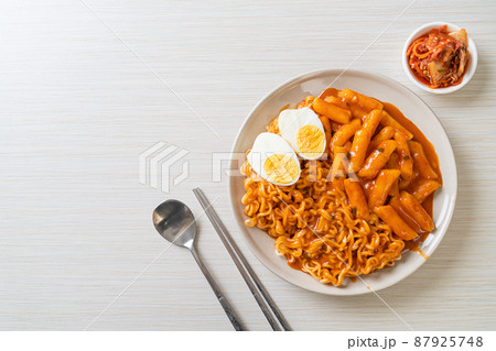 Rabokki (Ramen or Korean instant noodle and Tteokbokki) in spicy korean sauce 87925748