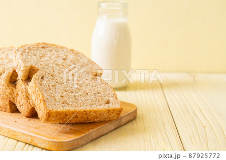 sliced wholegrain bread sliced wholegrain bread 87925772