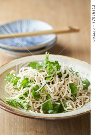 豆腐干とパクチーのサラダ 87926312