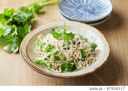 豆腐干とパクチーのサラダ 87926317