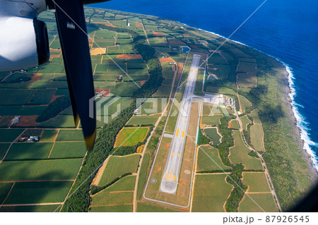 飛行機の窓から見た空港の滑走路(南大東島) 飛行機の窓から見た空港の滑走路(南大東島) 87926545