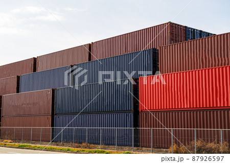 博多湾に下されたコンテナ　輸入されてきた荷物 87926597