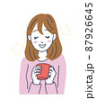 温かい飲み物を飲む女性 87926645