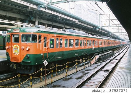 東京駅で出発を待つ東海道線113系の快速アクティー 87927075