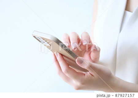 スマホをさわる女性 87927157