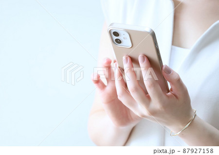 スマホをさわる女性 スマホをさわる女性 87927158