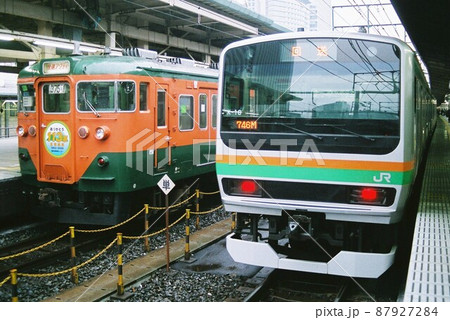 東京駅で並ぶ東海道線の旧型車両113系と新型車両e231系の写真素材 東京駅で並ぶ東海道線の旧型車両113系と新型車両e231系の写真素材