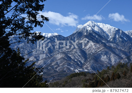 清春芸術村近隣の風景 雪の南アルプス連峰 清春芸術村近隣の風景 雪の南アルプス連峰 87927472
