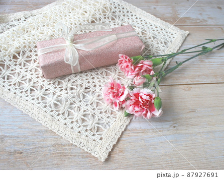 赤と白のカーネーションと母の日のプレゼント 赤と白のカーネーションと母の日のプレゼント 87927691