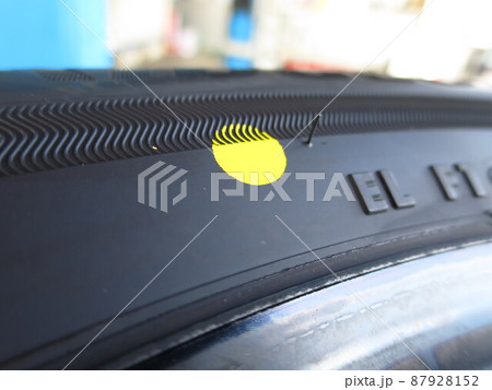 新品のタイヤに塗装してある黄色の軽点 新品のタイヤに塗装してある黄色の軽点 87928152